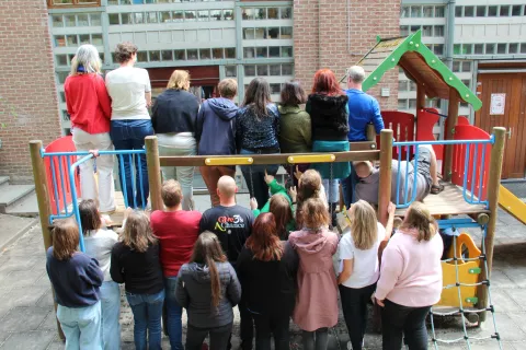 L'équipe pédagogique de l'Autre École (de dos)